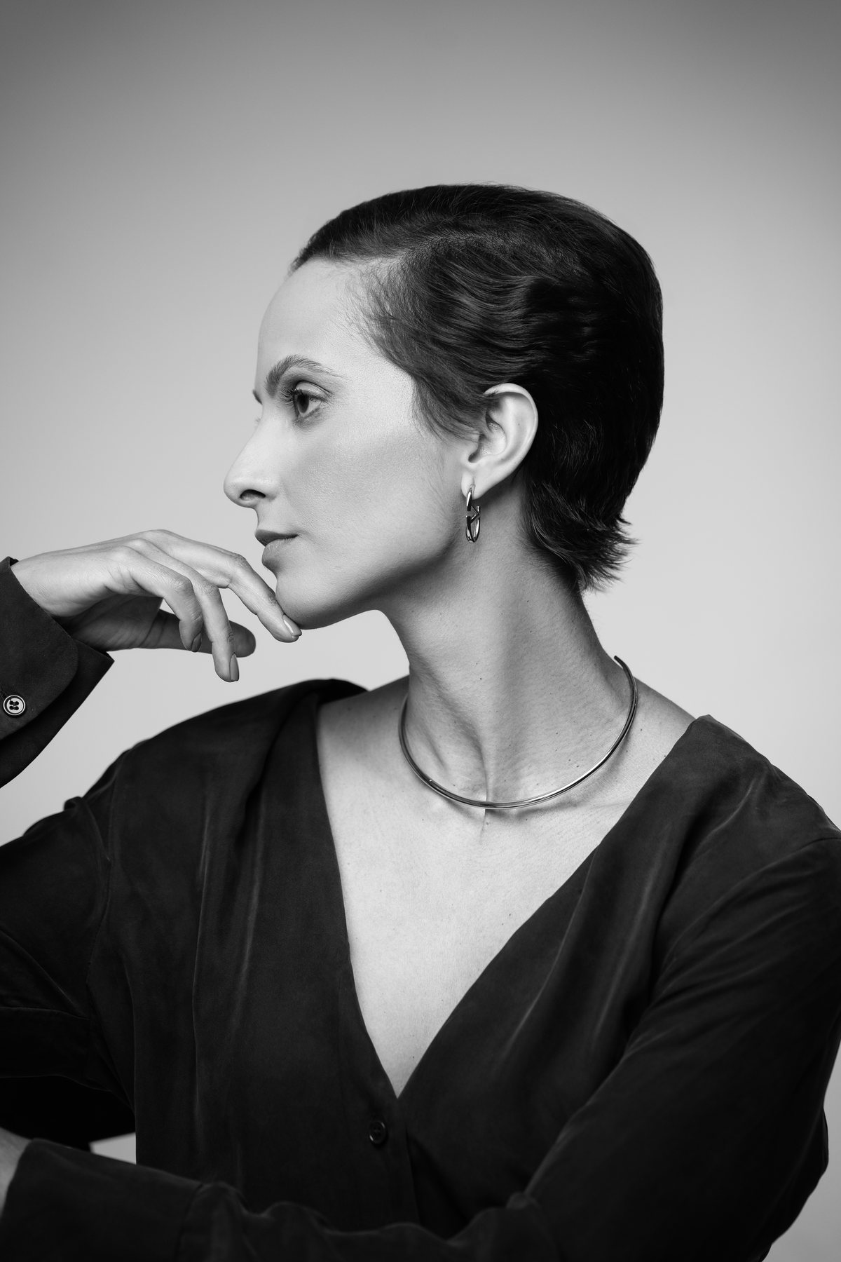 Tatiana Maria, de perfil, com a mão no queixo
